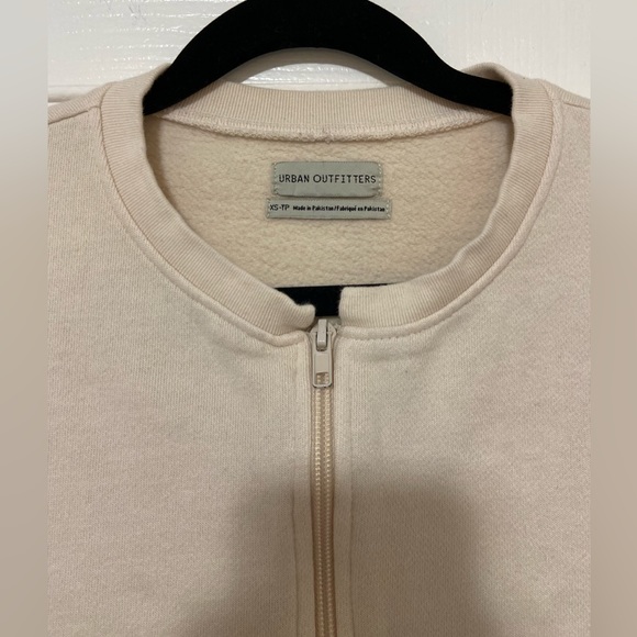 Urban Outfitters Cropped Cream Sweater - Picture 2 of 4